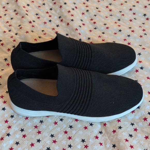 Array Black Ribbed Slip-On Shoes - Picture 2 of 3